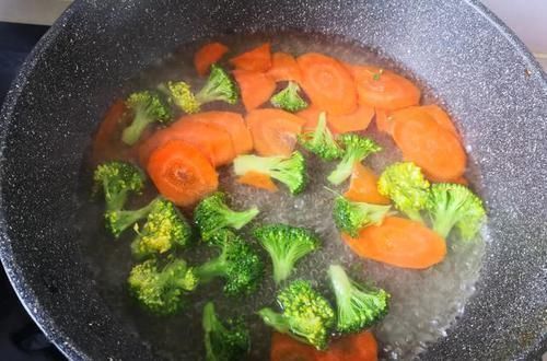 鸡蛋饼|侄子最爱吃早餐饼,每周三次,补钙促发育,16岁身高185,了解下