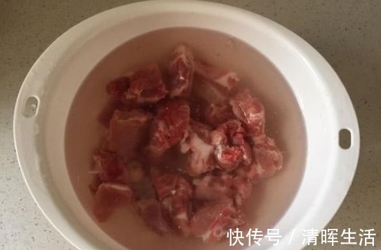 味鲜|炖排骨汤时，直接焯水是错的，学会1步处理，肉嫩味鲜，汤白味浓
