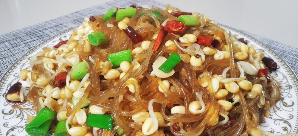 家常菜|豆芽炒粉条,地道家常菜,教你一个小技巧,豆芽入味,越嚼越香