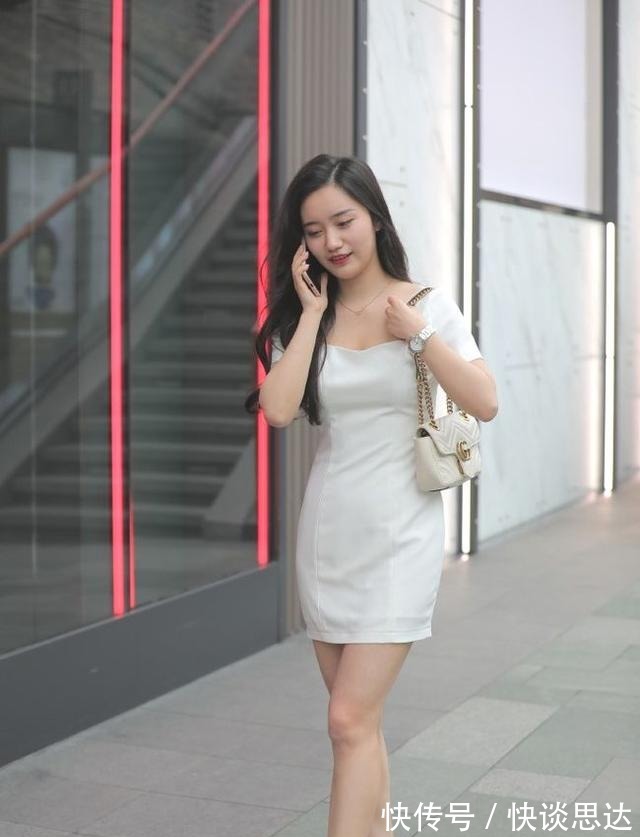 金属链|时尚靓女出街穿搭,白色低领小短裙+透明小高跟,展现成熟魅力