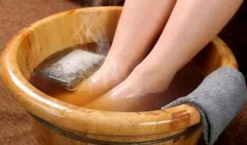 热水泡脚|秋冬季，每天晚上用热水泡脚，是养生还是“伤身”？早做了解