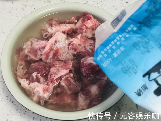 厨子|炖排骨时,上边的浮沫要不要撇干净?听完老厨子的讲解,涨知识了