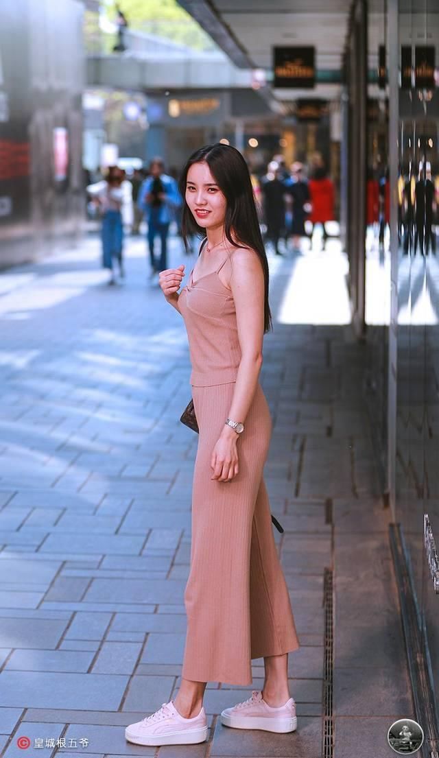 看似|每个人都有属于自己的穿法,看似很简单服装,穿起来美丽又有特点