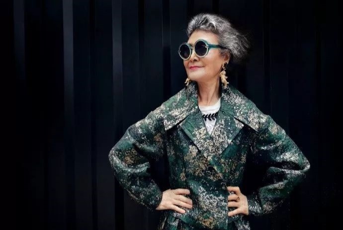 旗袍|网红“旗袍奶奶”惊艳巴黎!穿旗袍高跟鞋端庄优雅,60岁美成传奇