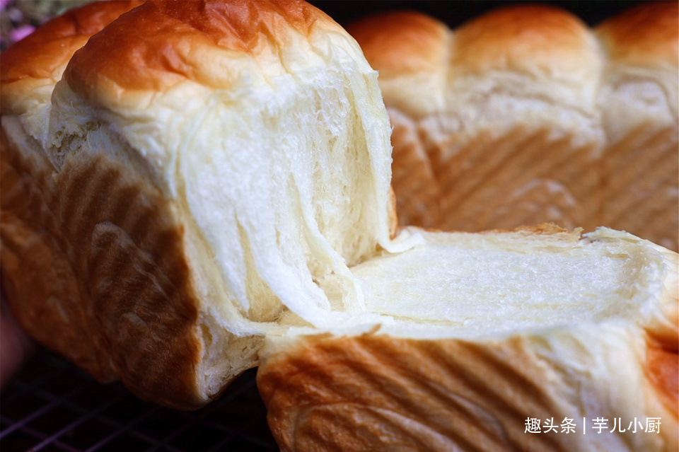 面包界的舒芙蕾—日式生吐司，做法简单，极致绵软，撕着吃最过瘾