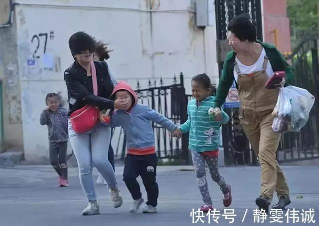 沙子|当孩子异物入眼时,家长该怎么办提前学会急救方法,不耽误病情