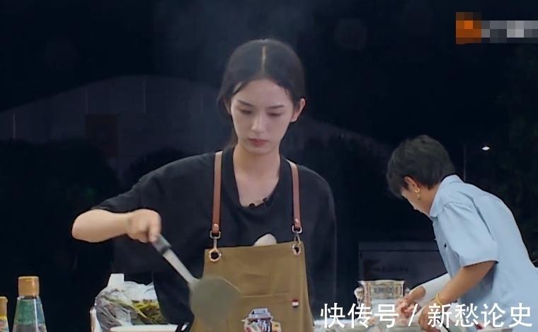 周也|《中餐厅5》营业,周也接客却不扎头发,手忙脚乱的背后满是无奈