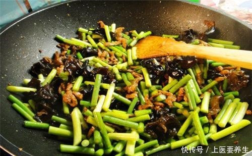 炒木耳时,“炸锅”是真的吓人!只需要多做这1步,不炸锅还好吃!