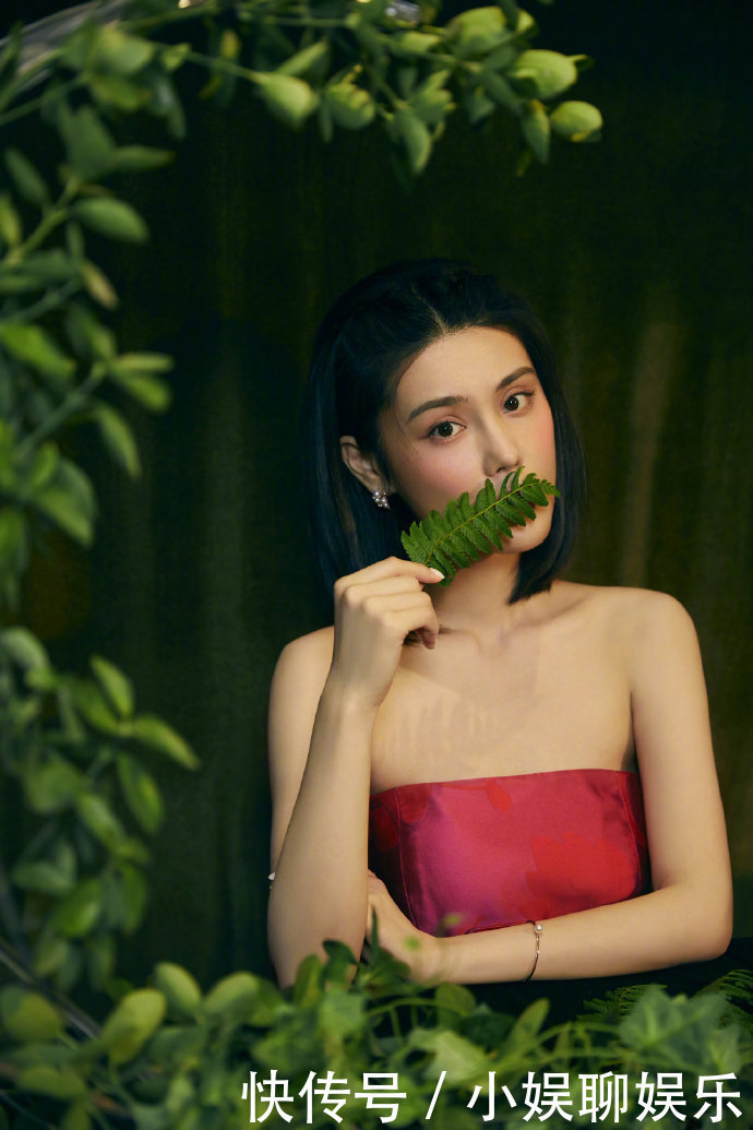 韩丹桐复古油画大片,宛若绿野仙踪中走出的古典美人