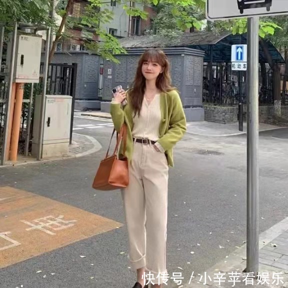 人手一件的“针织开衫”，早春试试这样搭配，很温柔又好看