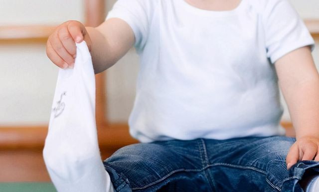 爬行垫|宝宝总是喜欢扯袜子，那是你不知道娃的小心思，家长可别急着阻止