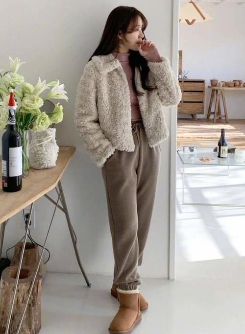 冬天怎么穿更潮流？试试“薄打底＋厚外套”，时尚达人最爱