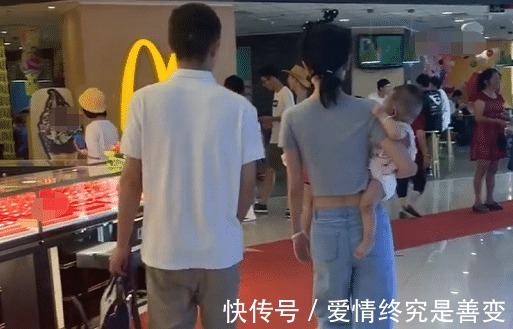 挎包|小姨“挎包式”带娃出门逛街走红，娃紧紧抓住衣角我太难了！