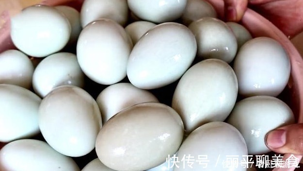 窍门|腌咸鸭蛋,牢记“2个窍门”,鸭蛋不变质,起沙流油吃着香