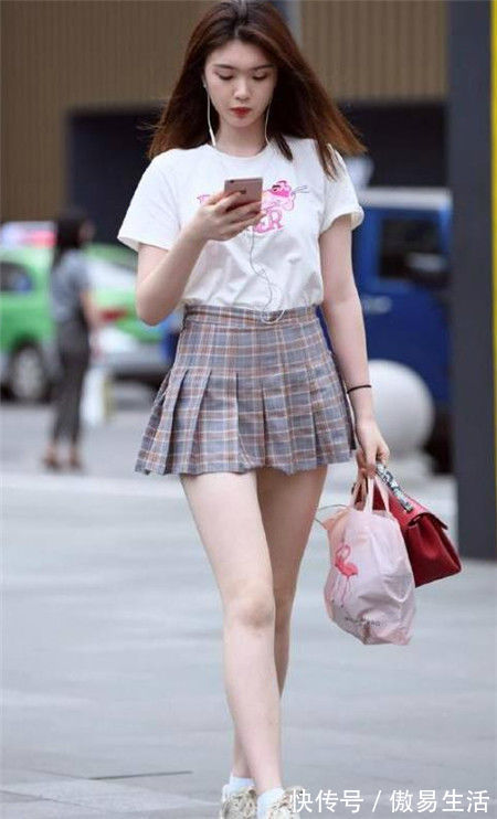 街拍|长发披肩的小美女,白色露肩上衣配短裤,轻松秀出白皙美腿