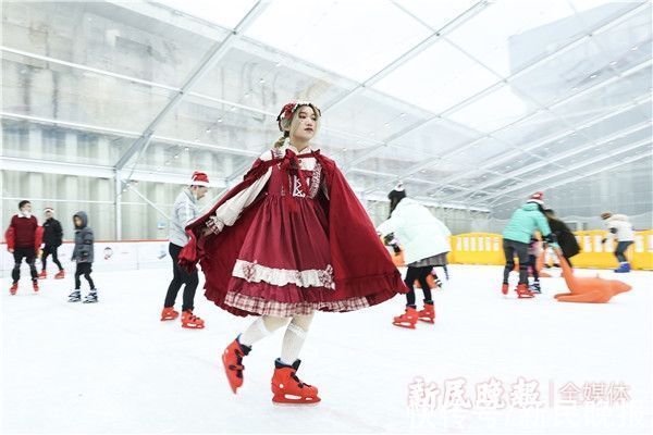 在上海也能感受冰雪氛围！走，到露天冰场滑冰去