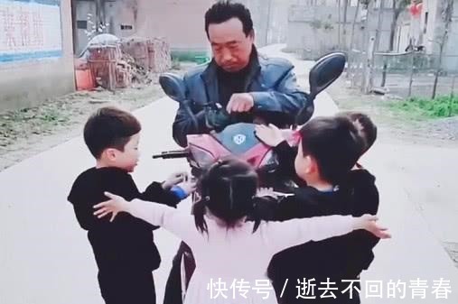 乐爷爷|“偷着乐爷爷”被娃拦路“打劫”,这是我见过最霸道的“劫匪”了