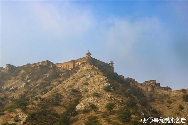 印度|印度有座琥珀山，山上有座琥珀堡，可以骑大象上山参观