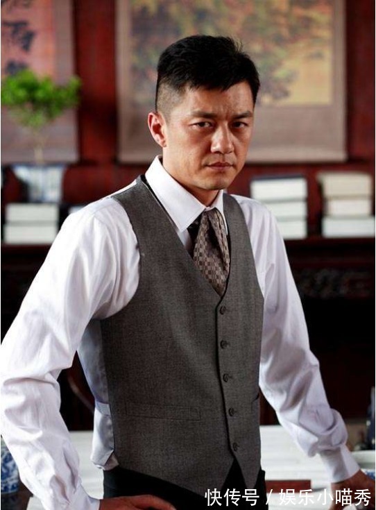 李亚鹏办公室内景曝光!桌上放很多手写笔记本,豪华茶几可以养鱼