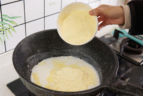 把玉米面倒进煮开的牛奶中,粗粮细作变“奶包”,真是越嚼越香
