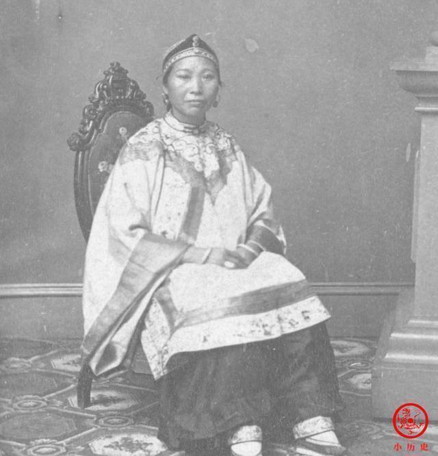 老照片|晚清老照片：小脚贵妇穿华丽汉服，新婚夫妻表情严肃