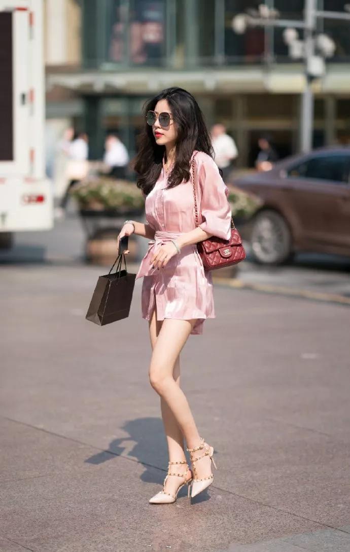 连衣裙 留着一头短发的小姐姐,身穿v领的连衣裙,显得特别的时尚