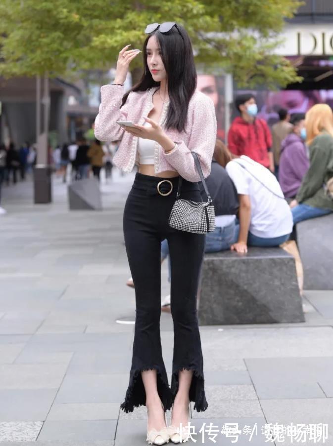 散发|时尚高腰上衣,搭配“烂裤脚”修身牛仔裤,散发时尚女生优雅韵味