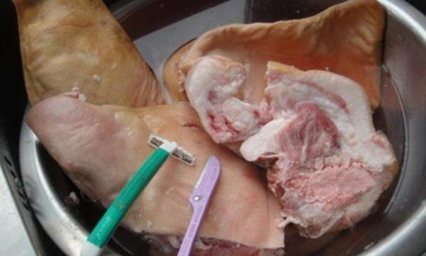 去猪毛还在刀刮、火烧?老屠夫教你1招,1分钟去毛,干净没腥味