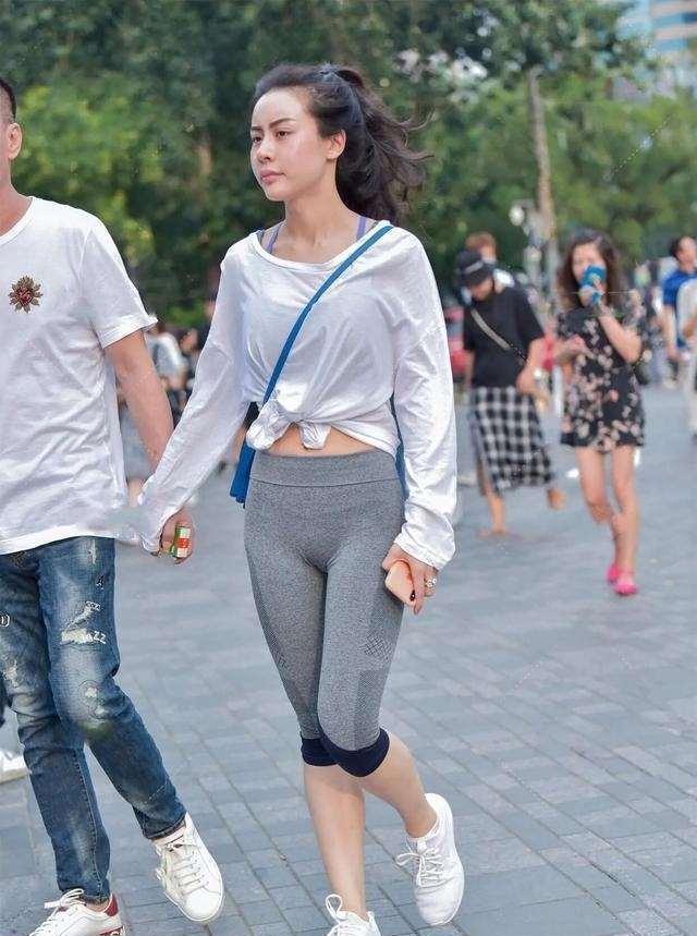 打底裤|灰色连衣裙休闲简约,配上小白鞋,动感连衣裙穿搭技巧分享给你