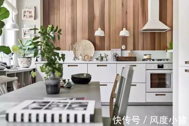 绿植|46平公寓,墙面挂衣架,步入式衣帽间,地台沙发,小户型大设计