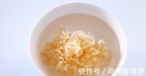 煮银耳汤，泡发后直接煮是错的，学会2个小技巧，出胶又多又快速