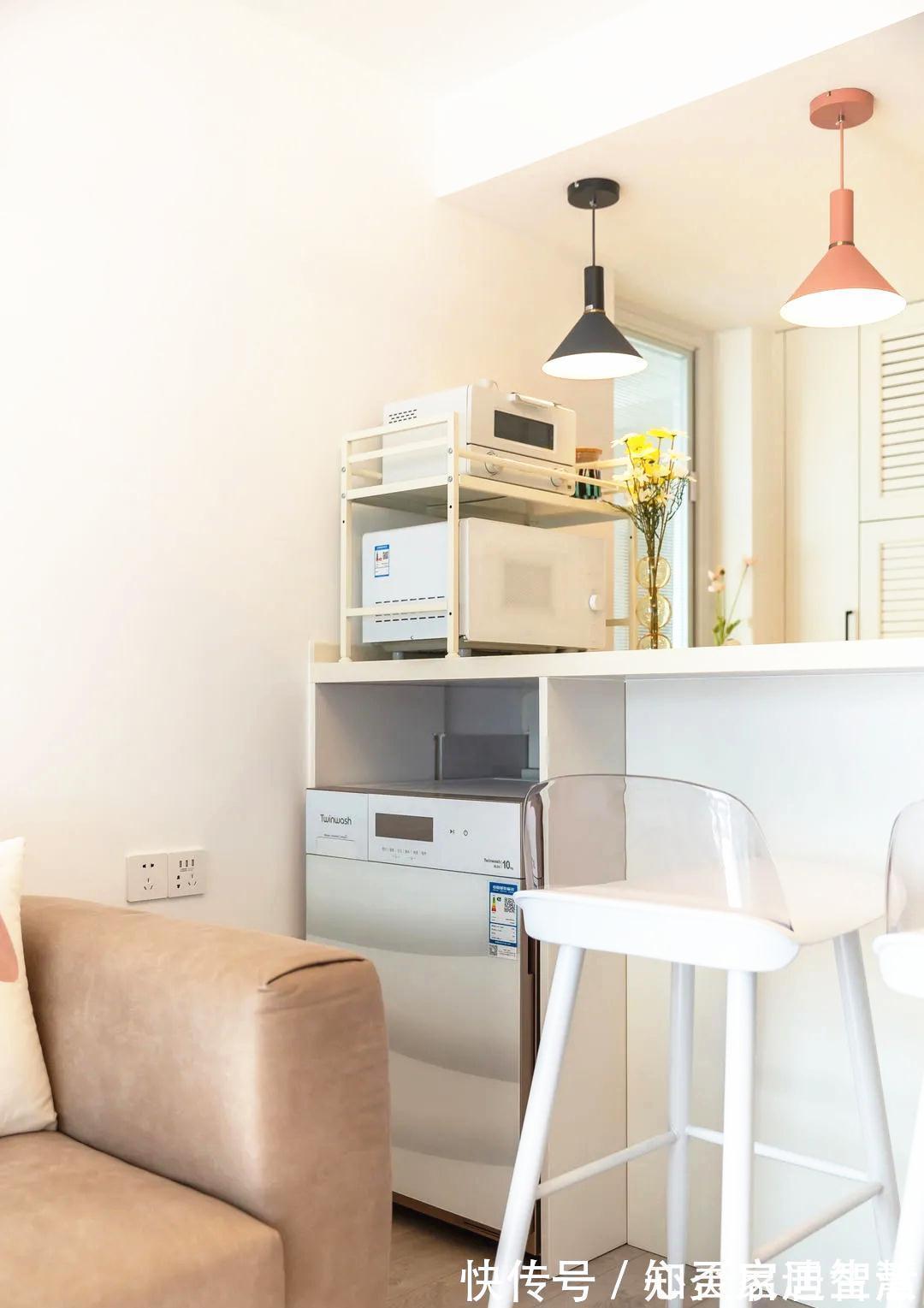 收纳|80㎡奇葩两房半户型,餐厨融合打造吧台当餐桌,主卧挤出衣帽间