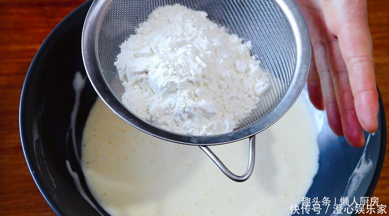 2个苹果,2个鸡蛋,教你苹果蛋糕的做法,淡淡水果香,吃着不腻