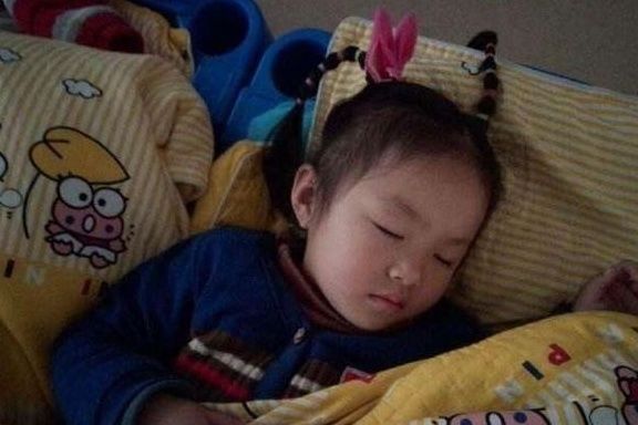 宝妈|天气寒冷,孩子晚上睡觉若出现这3种“情况”,宝妈要及时加被子