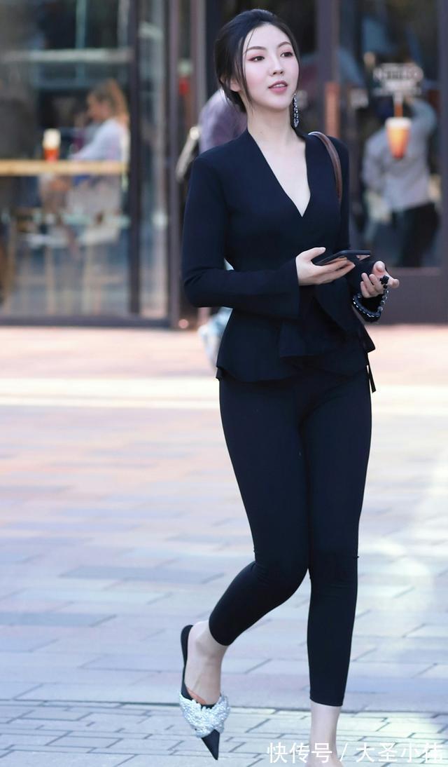 街拍|美女街拍:黑色V领长袖衫,配黑色打底裤,简约修身又温婉大气,时尚又气韵