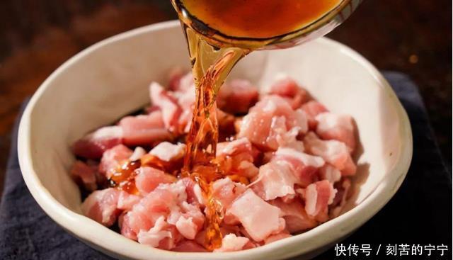 分享老北京炸酱面最正宗的做法,不出门就能吃到北京美食,太美味