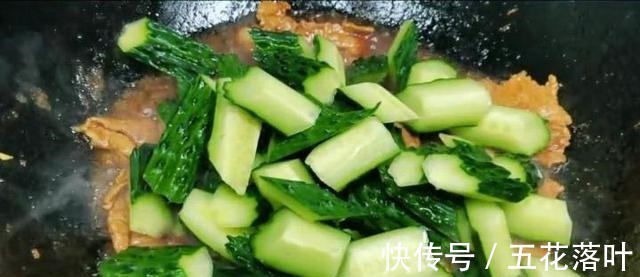 下饭|今天美食,肉炒黄瓜,清脆爽口,黄瓜炒肉是绝配,即营养又下饭!