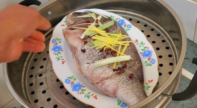 清蒸鱼时,很多人第一步就错了,难怪腥味重不入味,教你正确做法