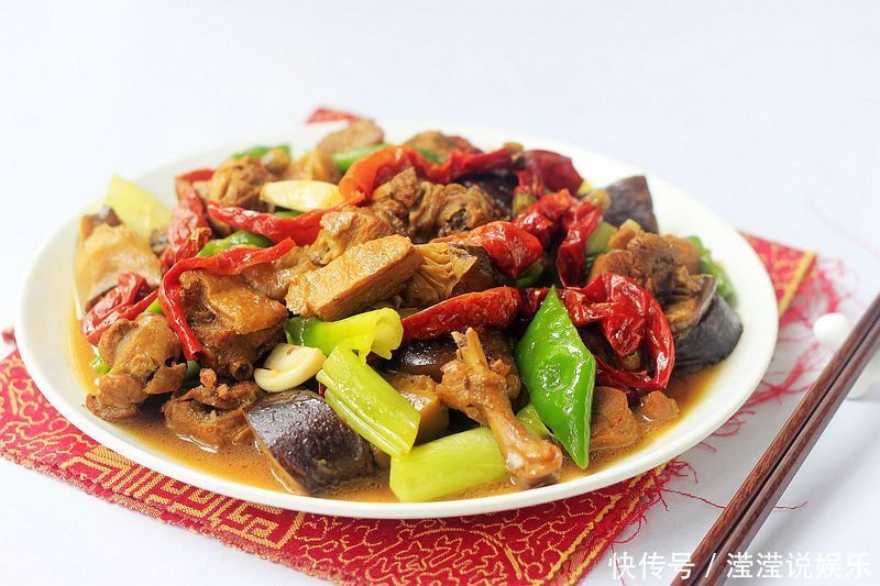  口味|鸭肉腥味重，不会做教你一招，肉质软烂开胃下饭，学会夏天吃好