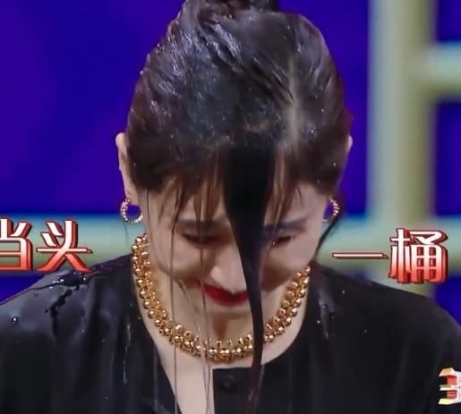 明星淋水暴露真实状态,蔡徐坤没变化,宋亚轩这肤色认真的?