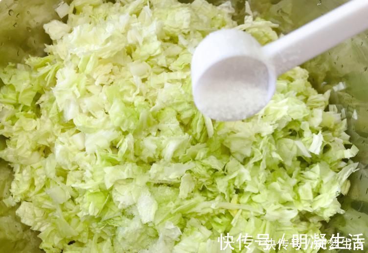调白菜馅，切碎直接拌馅是大错！多做2步，入味不出水，鲜嫩多汁