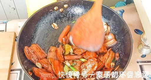 做红烧肉，加水炖不正确，难怪不香还油腻，大厨教你秘制做法，香