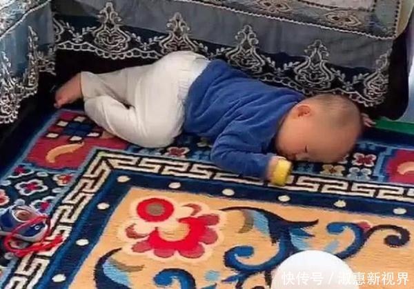 爷爷|爷爷“佛系带娃”火了，“上”有老“下”有小，画风不要太清奇！