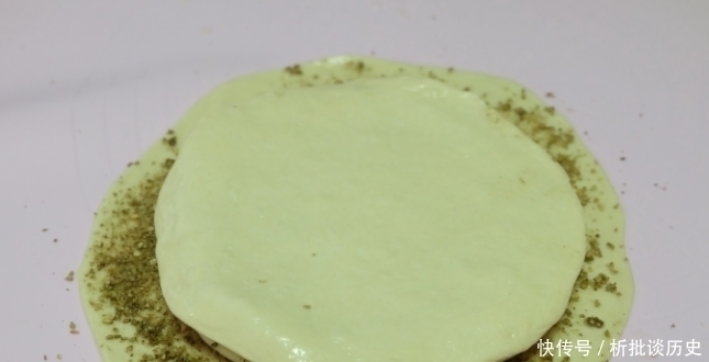 烙饼软怎么和面？开水烫或加鸡蛋，都不对！教你几种做法，太香了