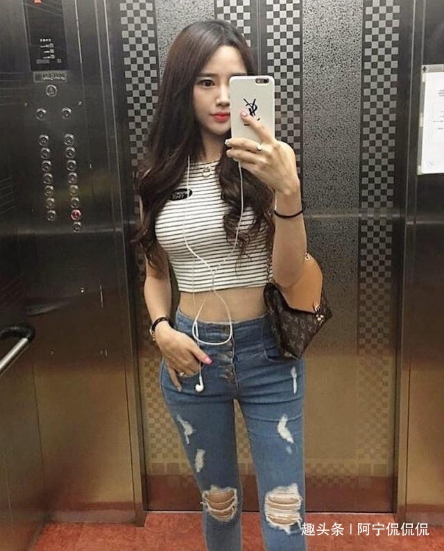 牛仔裤的装扮十分出彩,突显女人活力