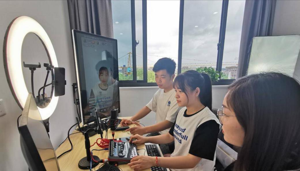 |00后靠“拍段子”收获600万粉丝,月入70万,评论区骂声一片