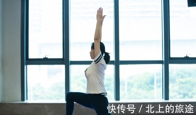 萌娃|奥运冠军赵云蕾公开晒萌娃，一家三口同框女儿紧握小粉拳，太可爱