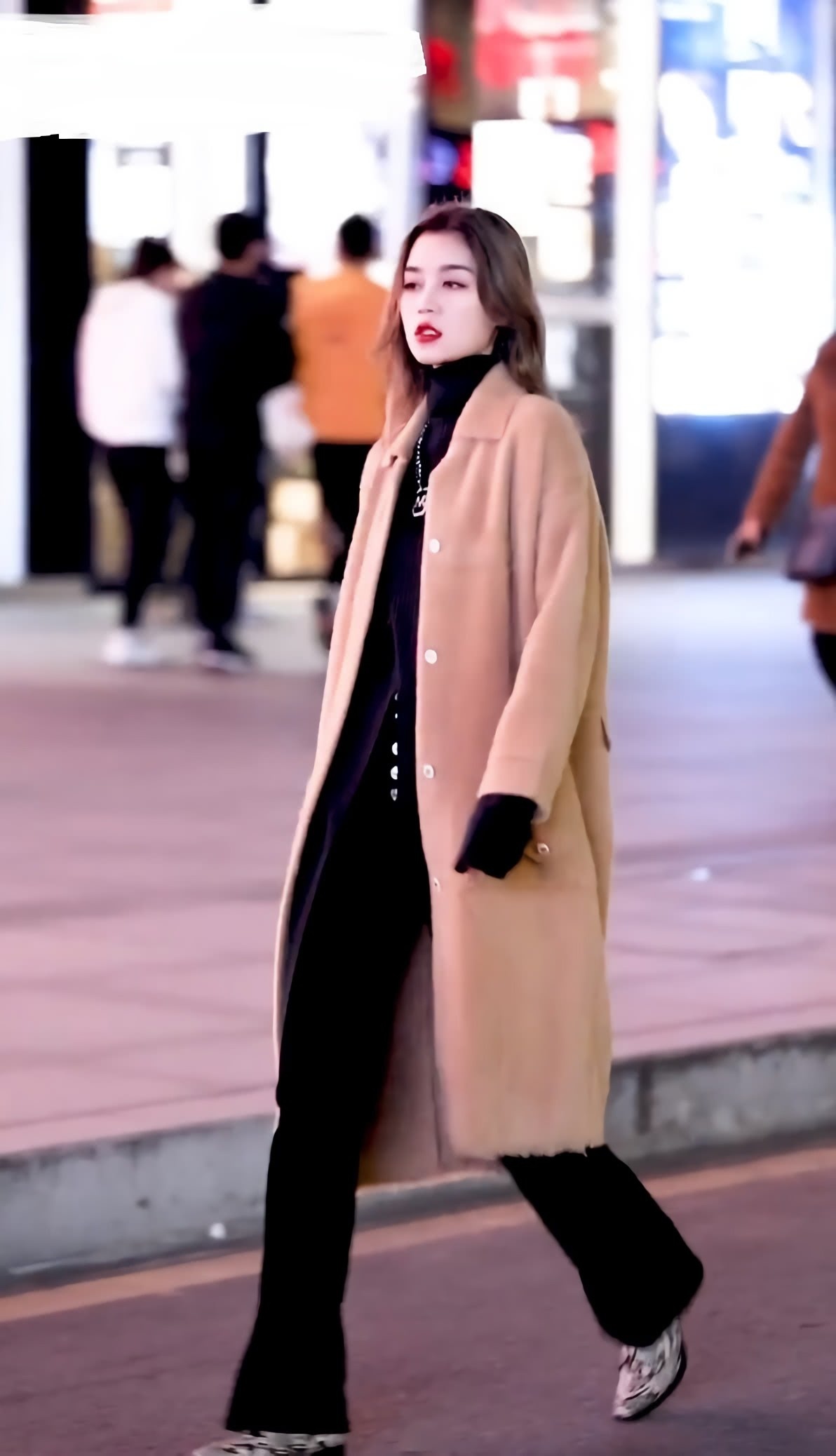 紧身裤 大衣别搭配紧身裤了,搭配一条“泥鳅裤”才显瘦,时髦还特帅气!