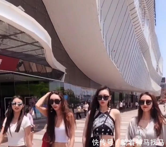 四人中,最矮的这位美女最显稚嫩!