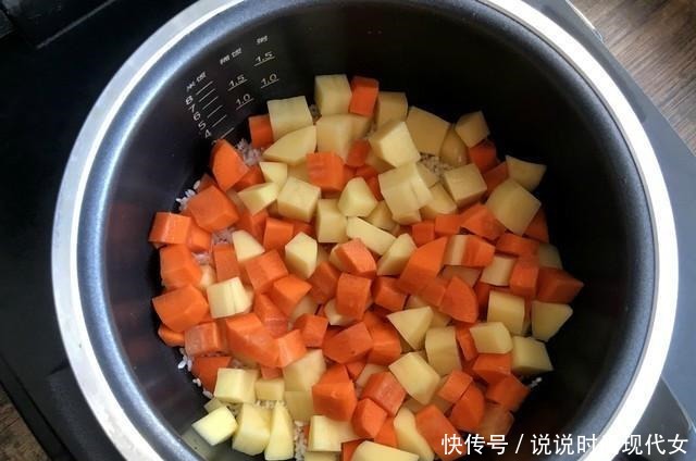  电饭锅|孩子放学直喊饿，做个好吃的电饭锅焖饭，简单省事又好吃